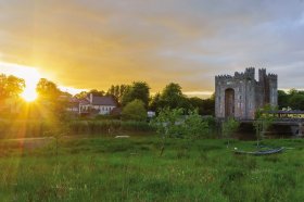 &copy; Shannon Heritage Bunratty Castle & Folk Park 