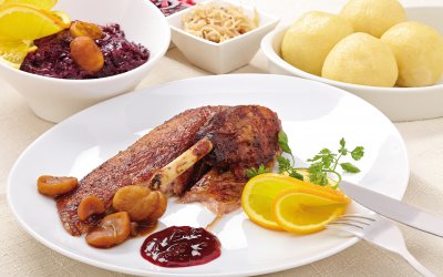 Gänsekeule mit Rothkohl und Knödeln © Günter Menzl-fotolia.com