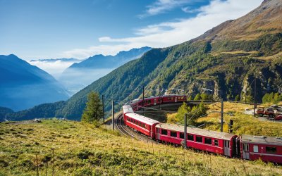 Mit der Bahn von der Alp Grüm durch das Puschlav nach Tirano © djama-fotolia.com