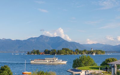 Schiff vor der Fraueninsel © Jochen Netzker-fotolia.com