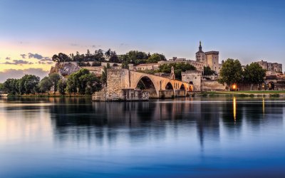 Blick auf die Brücke Pont St. Benezet und Papstpalast © fenlio - stock.adobe.com
