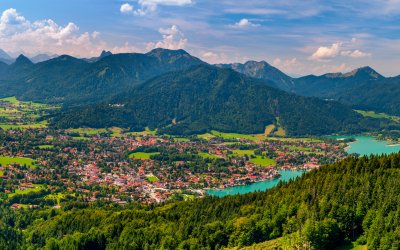 Panoramalandschaft von Rottach-Egern und Bad Wiessee am Tegernsee © Wolfilser - stock.adobe.com