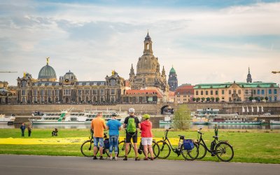 Radlerstop am Elbufer in Dresden © Alberto Giron - stock.adobe.com