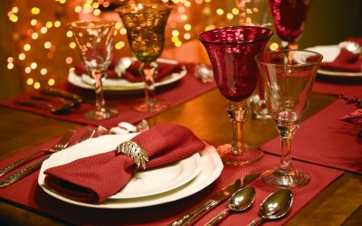 Festlich gedeckter Tisch, Weihnachtsessen © iStock/Liliboas