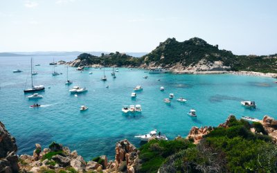 Bucht an der Costa Smeralda © iStock/lenta
