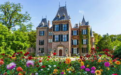 Schloss in Lisse mit den bunten Dahlien im Vordergrund