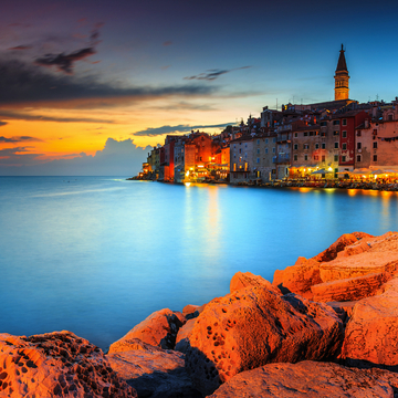 Sonnenuntergang mit farbenfrohem Himmel über Rovinj - © janoka82 - stock.adobe.com