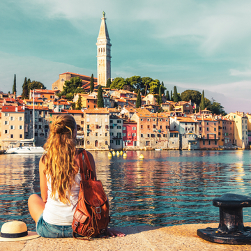 weibliche Touristin in Rovinj – Reisen, Urlaub, Tourismuskonzept - © M.studio - stock.adobe.com