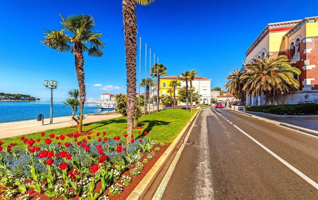 Straße in der Nähe des Hafens in der Stadt Porec Stadt am adriatischen Meer in Kroatien