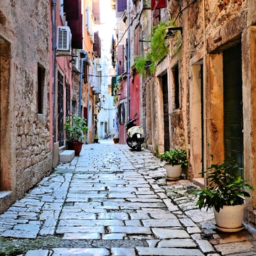 Straße in der Altstadt von Rovijn, Kroatien - © Jenifoto - stock.adobe.com