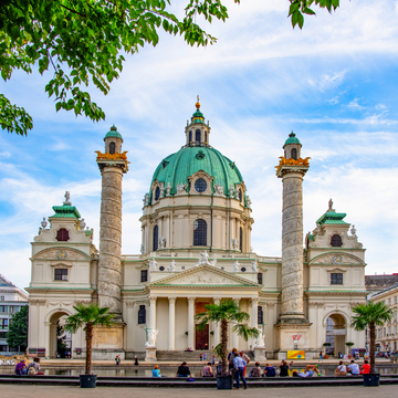 Karlsplatz und Karlskirche in Wien - © Comofoto - stock.adobe.com