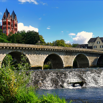 Alte Lahnbrücke in Limburg an der Lahn mit Blick auf den Dom  - © EKH-Pictures - stock.adobe.com
