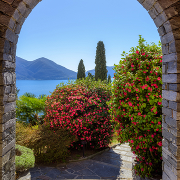 blühender Lago Maggiore - © Boris Stroujko - stock.adobe.com