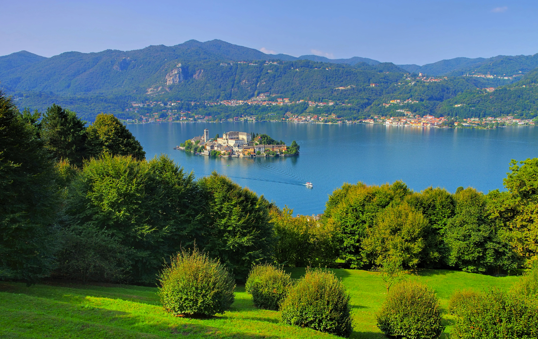 Blick auf die Insel Isola San Giulio im Orta-See in Italien