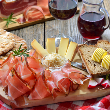 Südtiroler Bauernspeck mit Kren und reifem Bergkäse, dazu Landbrot sowie Rotwein - © kab-vision - stock.adobe.com