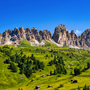 Dolomiten mit grünen Wiesen und Berghütten - ©costadelsol - stock.adobe.com