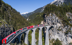 Bernina Express auf dem Landwasserviadukt