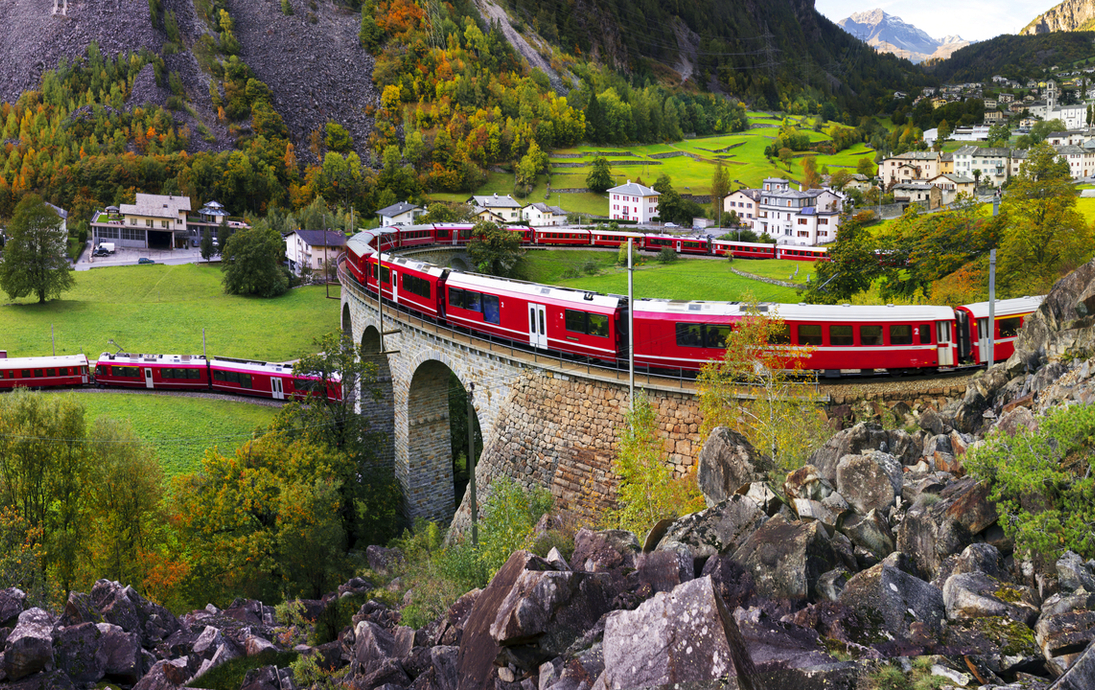 Kreisviadukt von Brusio mit dem Bernina Express