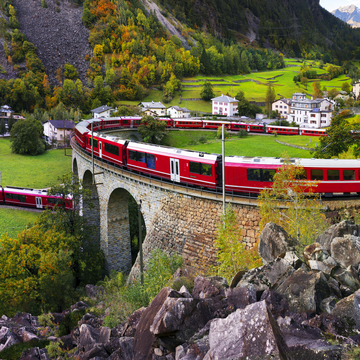 Kreisviadukt von Brusio mit dem Bernina Express - © panaramka - stock.adobe.com