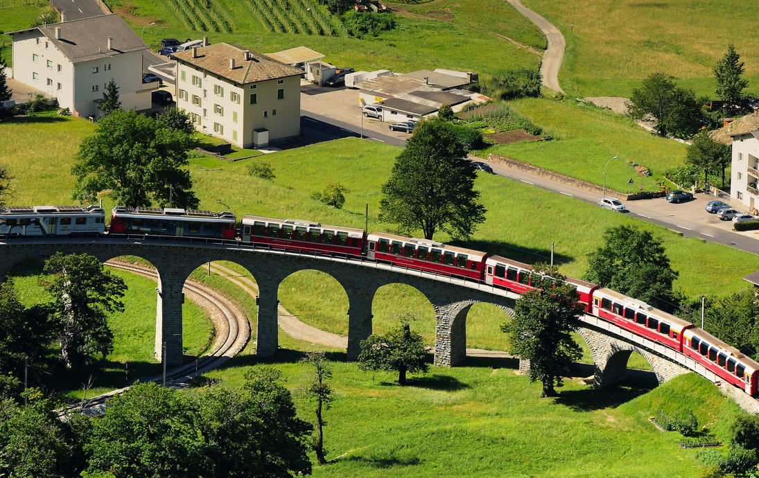 Kreisviadukt von Brusio mit dem Bernina Express