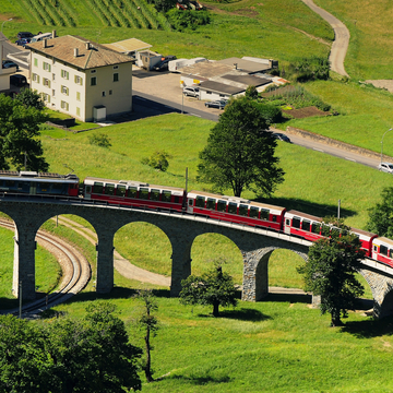 Kreisviadukt von Brusio mit dem Bernina Express - © Dan74 - stock.adobe.com