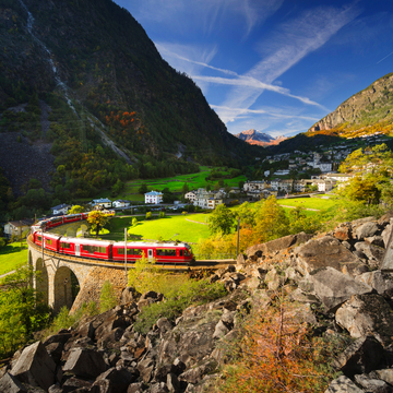 Kreisviadukt von Brusio mit dem Bernina Express - © panaramka - stock.adobe.com