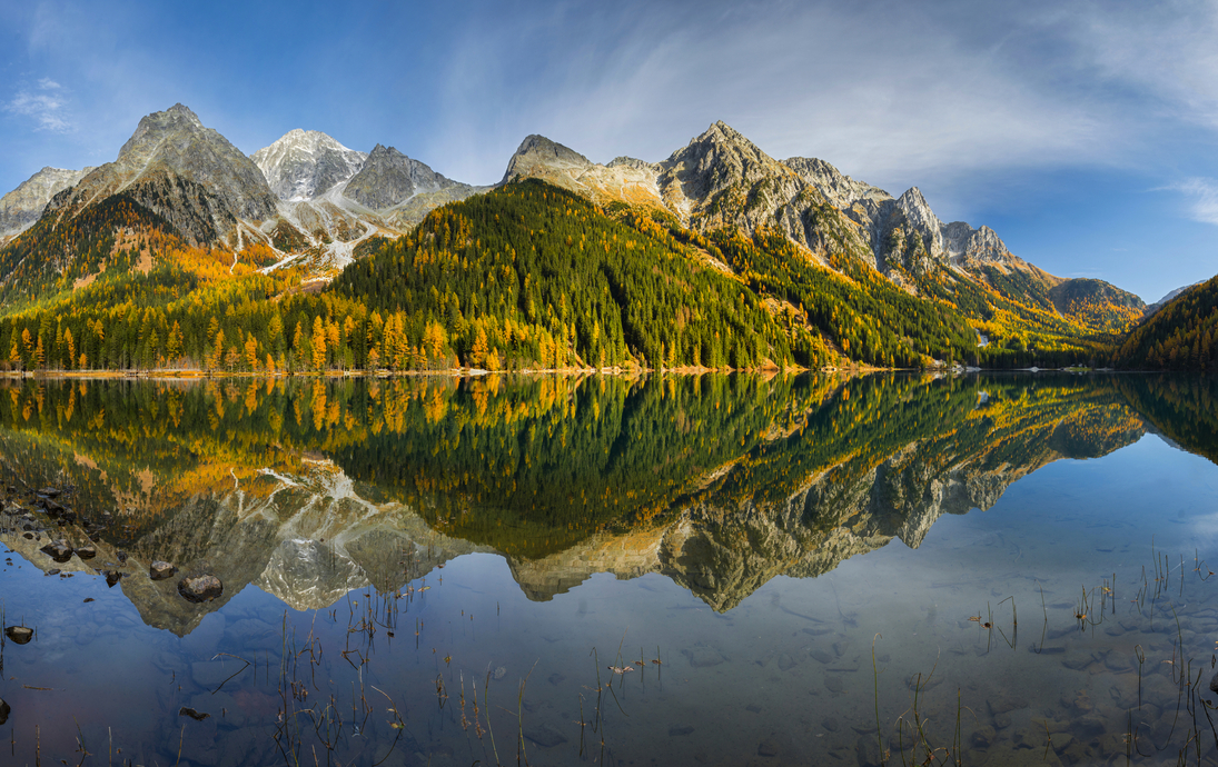 Antholzer See nahe der Riesenfernergruppe in Südtirol, Italien