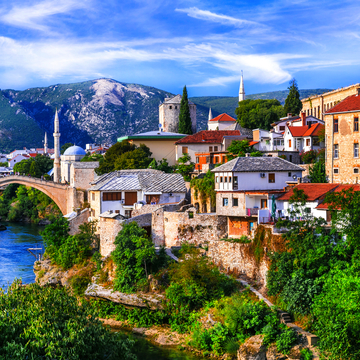 Altstadt von Mostar mit berühmter Brücke in Bosnien und Herzegowina - © Freesurf - stock.adobe.com