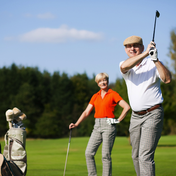 älteres Paar beim Golfen - © Kzenon - stock.adobe.com