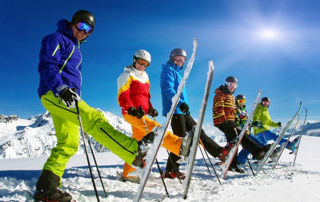 Gruppe Skifahrer in der Reihe