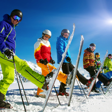 Gruppe Skifahrer in der Reihe