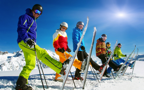 Gruppe Skifahrer in der Reihe