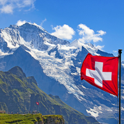 Schweizer Flagge vor dem Berg Jungfrau in der Schweiz