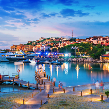 Blick auf Hafen und Dorf Porto Cervo - © Balate Dorin - stock.adobe.com