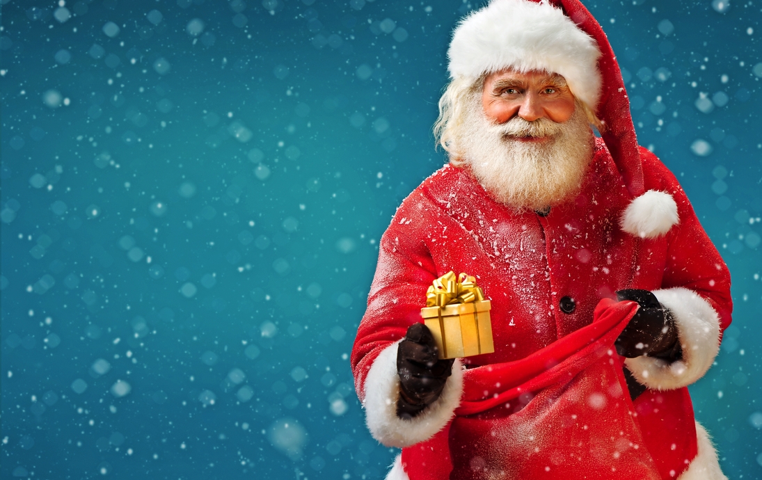 Happy Santa Claus mit Geschenk auf blauem Hintergrund. Frohe Weihnachten & Silvester-Konzept.