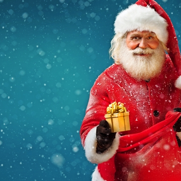Happy Santa Claus mit Geschenk auf blauem Hintergrund. Frohe Weihnachten & Silvester-Konzept.