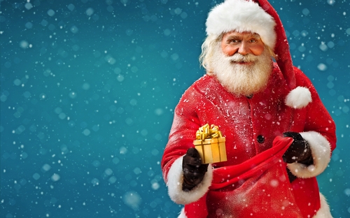 Happy Santa Claus mit Geschenk auf blauem Hintergrund. Frohe Weihnachten & Silvester-Konzept.