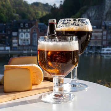 Glas belgisches Abteibier und Verkostung von Käse aus Trappistenbier und feinen Kräutern mit Blick auf die Maas in Dinant - © barmalini - stock.adobe.com