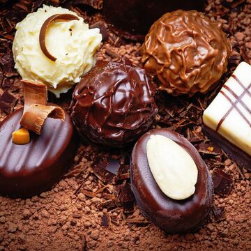 chocolate background with pralines - © Vera Kuttelvaserova - Fotolia