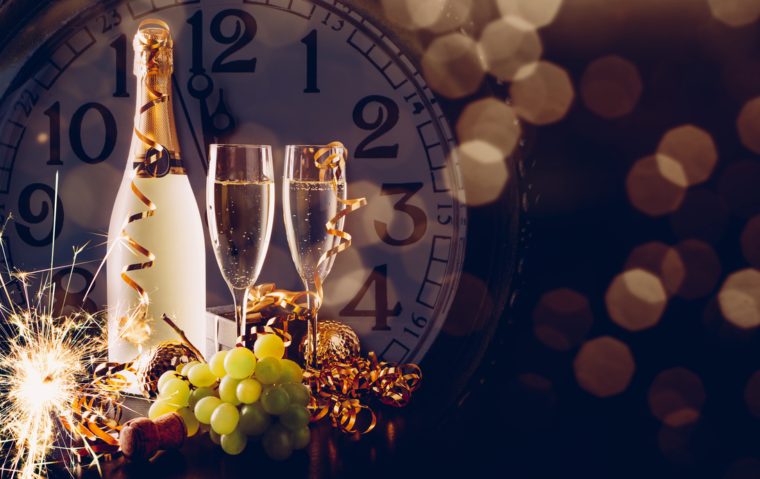 Silvesterparty mit Champagner und Weintrauben