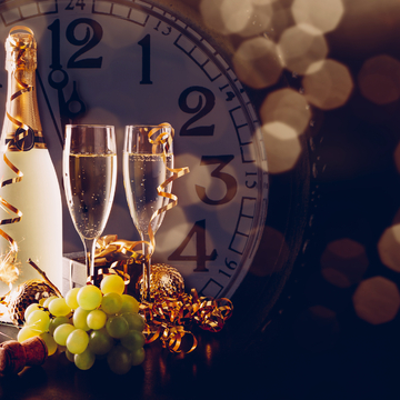 Silvesterparty mit Champagner und Weintrauben