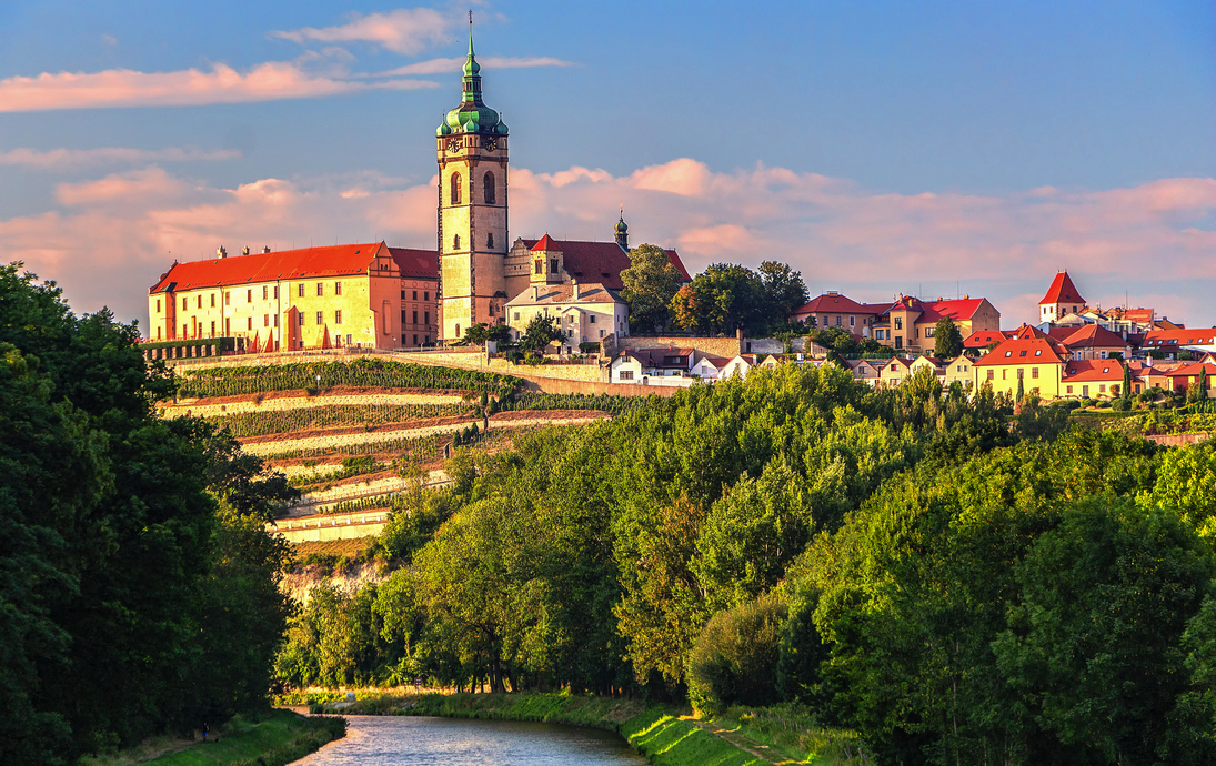 Panorama der historischen Stadt Melnik mit historischer Burg und dem Fluss Moldau