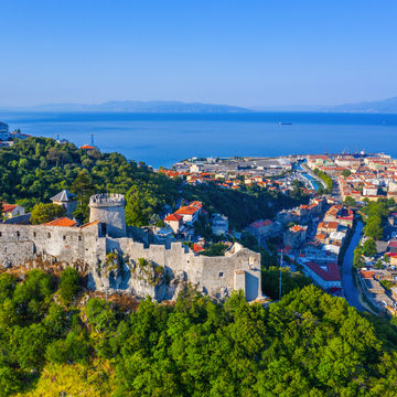 Luftaufnahme von Rijeka mit der Festung Trsat, Kroatien - © dudlajzov - stock.adobe.com