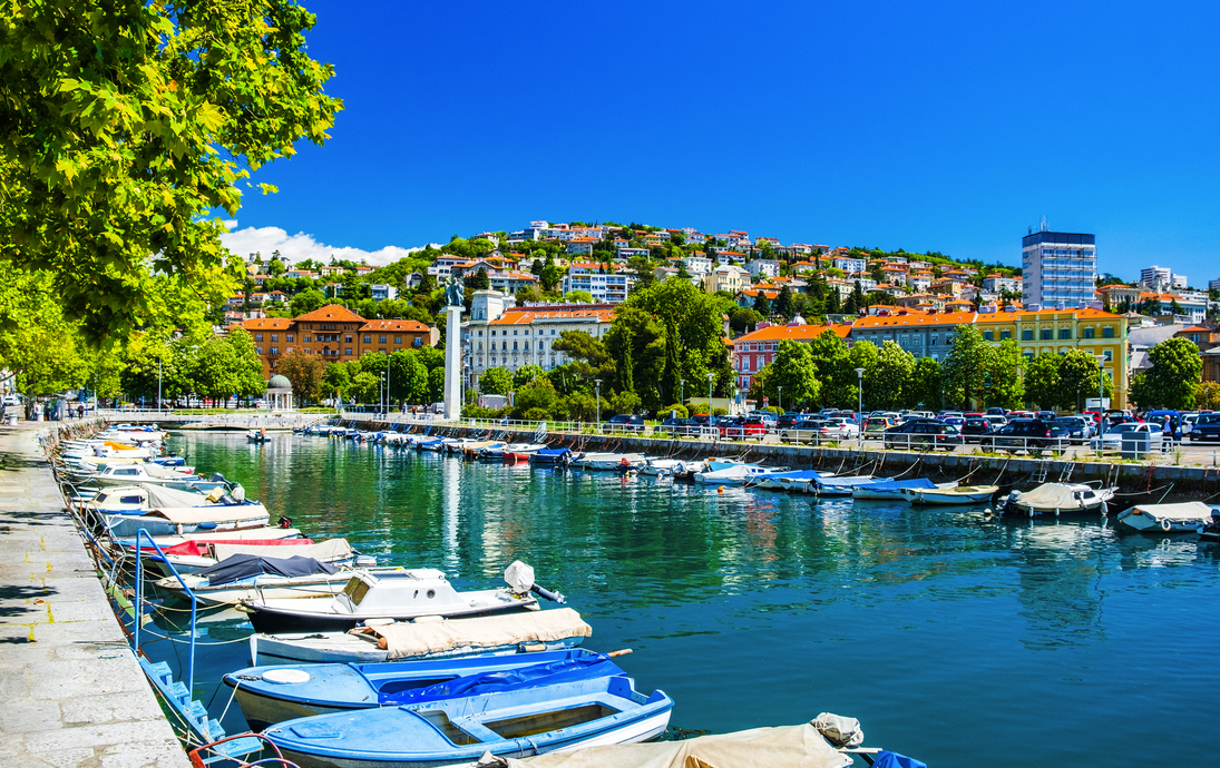 Hafen von Rijeka mit Blick auf Kastell von Trsat