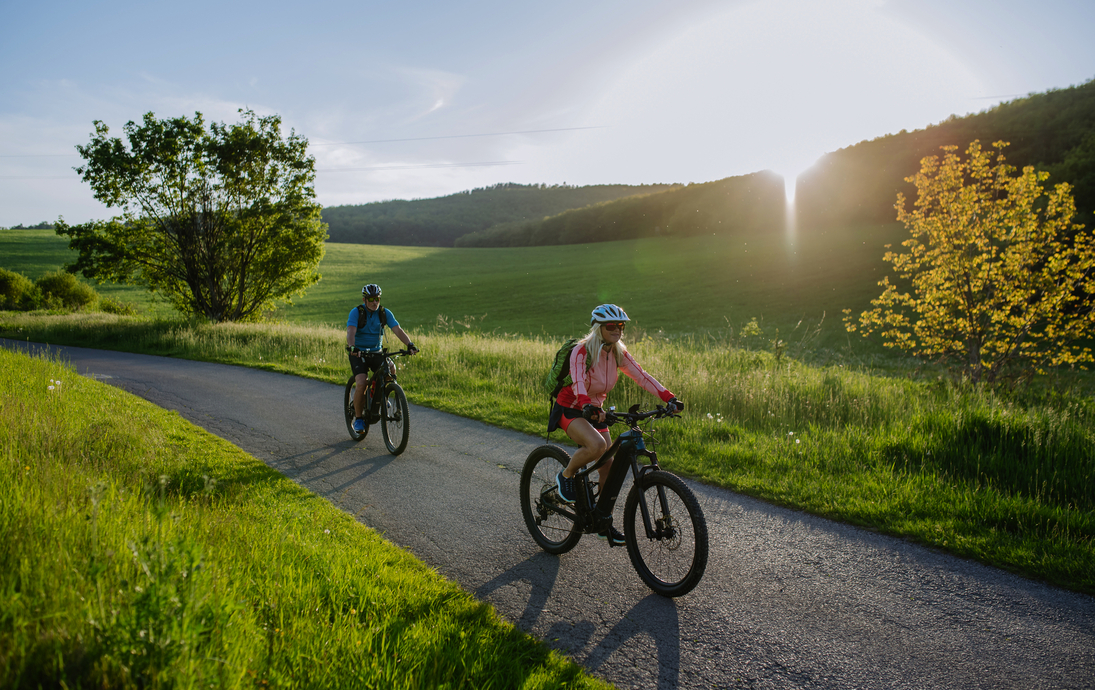 aktives Seniorenpaar fährt E-Bike