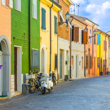 Bunte Häuser stehen in der Fishing Street von Rimini - © Aliaksandr - stock.adobe.com