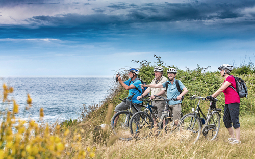 Urlauber auf einer Biketour am Meer