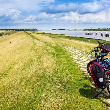 Radeln durch Ostfriesland, Fahrrad mit Gepck, Emsradweg, Deutschland,  - © djama - stock.adobe.com