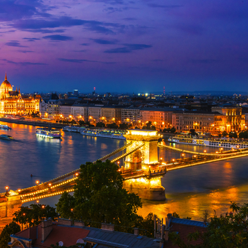 Budapest in der Nacht - © monticellllo - stock.adobe.com