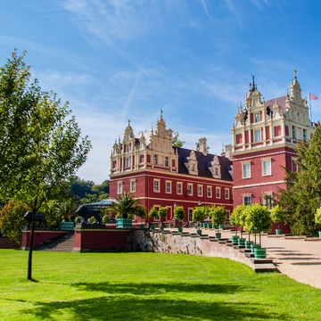 Schloss im Fürst-Pückler-Park in Bad Muskau, Deutschland - © Erik Schumann - stock.adobe.com